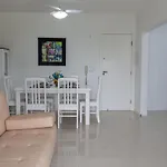 Apartamento para 5 hóspedes, sacada com churrasqueira, 400 mts da Praia dos Ingleses N660